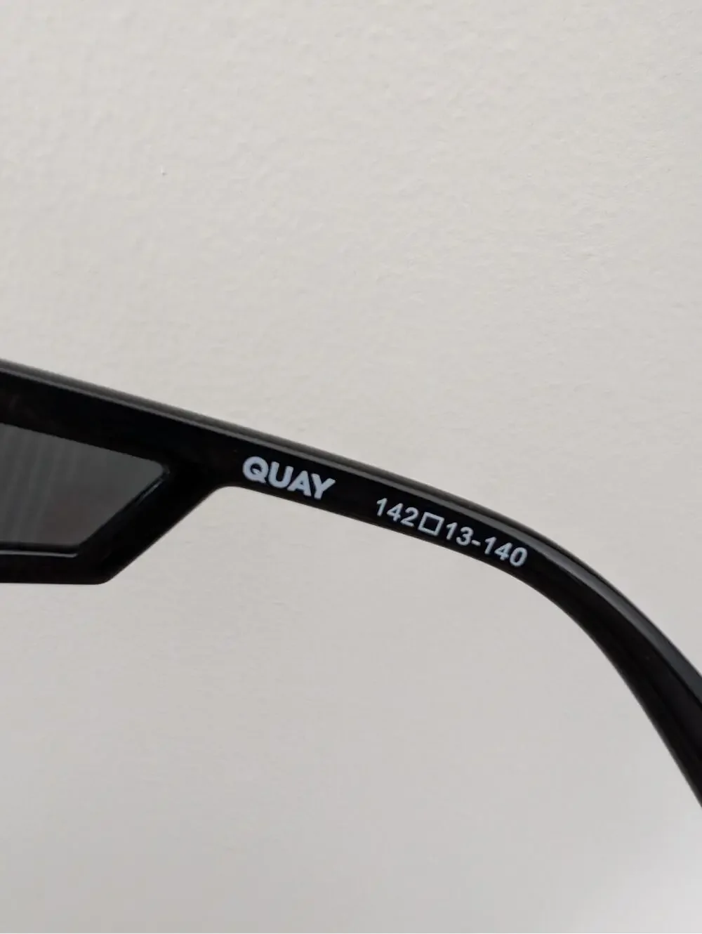 NEW Quay Australia New Wave Shield Sunglasses Black With Case